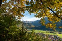 Blick auf das herbstliche Bad Hindelang. Foto: M. Langenk&auml;mper